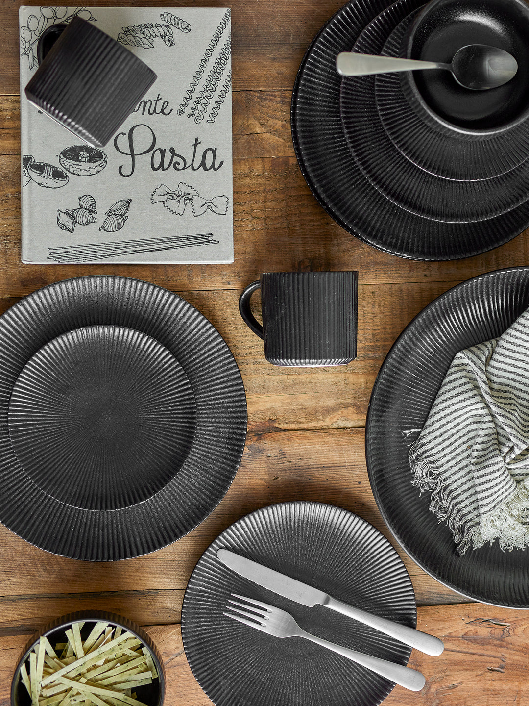 Farfurie Ceramică Neagră Cu Glazură Strălucitoare Bloomingville - Imagine 4