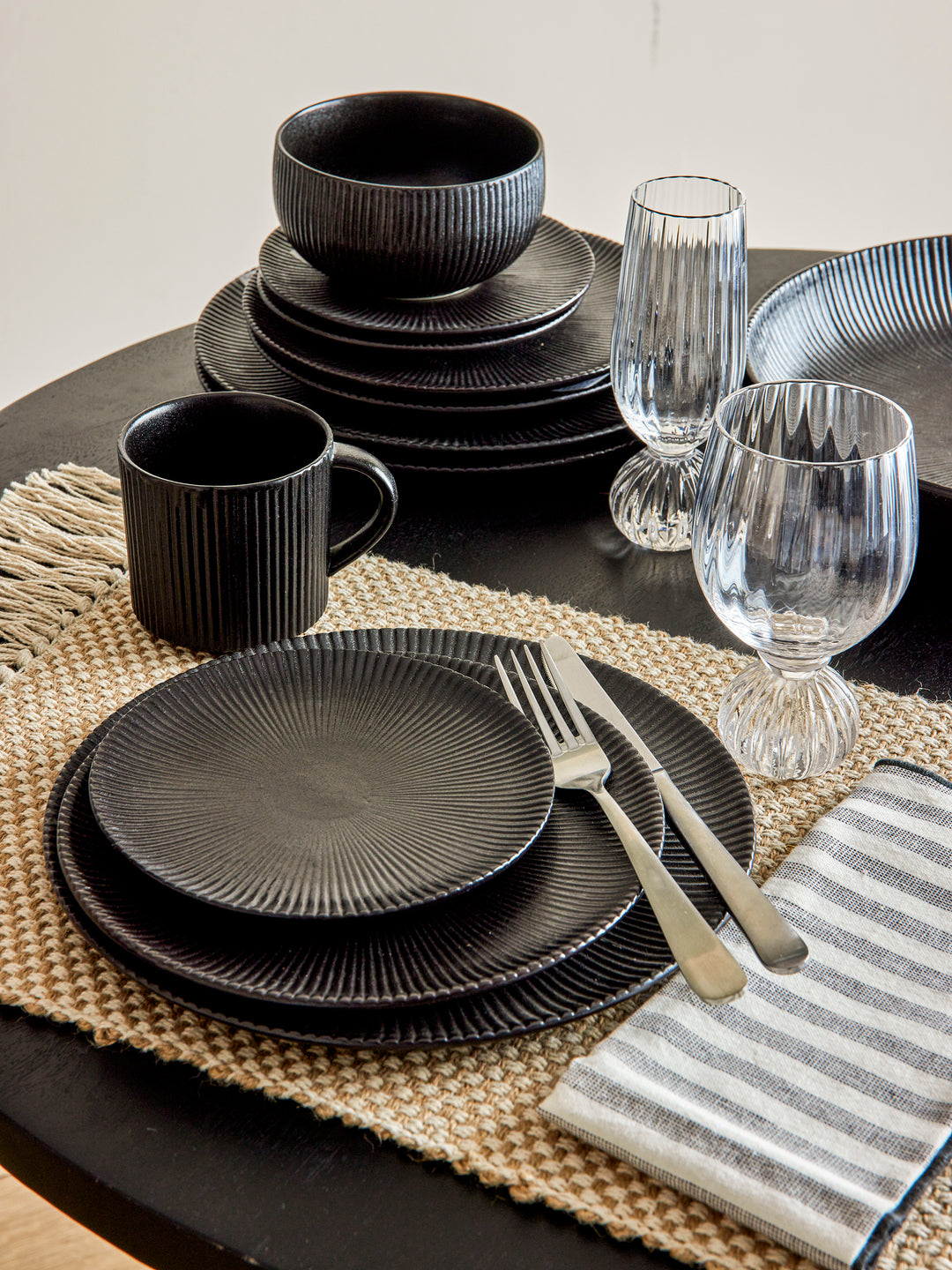 Farfurie Ceramică Neagră Cu Glazură Strălucitoare Bloomingville - Imagine 5