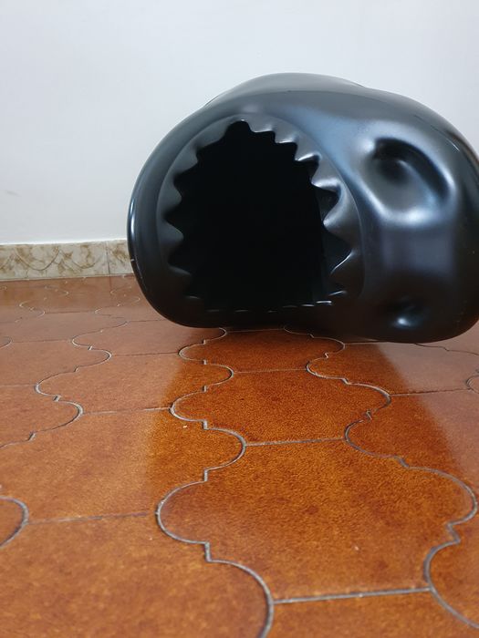 Suport multifuncțional Killer Black, Qeeboo